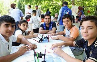 Kırsaldaki öğrenciler teleskopla güneşi gözlemledi,...