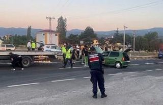 Kontrolden çıkan otomobil orta refüje çarptı:...