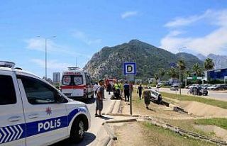 Kontrolü kaybedip beton bloka çarptı, kazayı duyan...