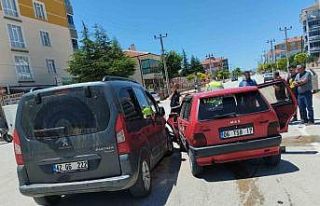 Konya’da otomobil ile hafif ticari araç çarpıştı:...