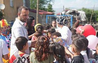 Köy çocukları müzik eşliğinde geleneksel oyunlar...