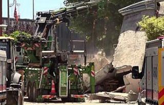 Küçükçekmece’de çöken binanın enkazını...