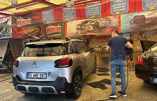 Kurban etlerinin taşındığı araçlar oto yıkamacılarda...