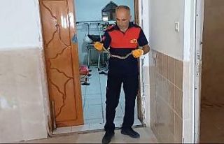 Kurs deposuna giren yılanı itfaiye görevlisi yakaladı