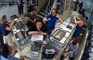 Kuyumcuda incelediği 300 bin liralık bilezikleri...