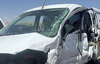 Mardin’de hafif ticari araçlar çarpıştı: 3...