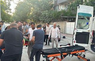 Motosiklet ile otomobil çarpıştı: 1’i ağır...