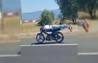 Motosikletinin üzerine yüzüstü yattı, faciaya...