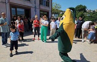 Özel çocuklarla hem oynadılar hem mısır ikram...