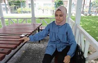 Parktan geçen genç kızı köpek ısırdı