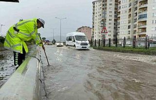Rize’de sağanak yağmur sonrası cadde ve sokaklar...