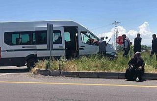 Selim’de minibüs orta refüje çıktı