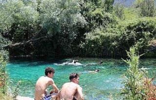 Serinlemek uğruna tehlikeli suda böyle yüzdüler