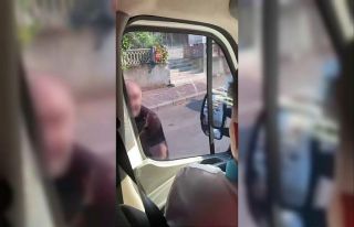 Servis minibüsünün kapı ve camlarını yumrukladı:...