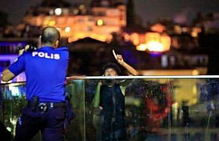 Seyir terasında intihara teşebbüs eden genci müzakereci...