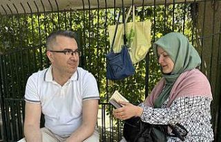 Sınava giren çocuklarını okul kapısında dua...