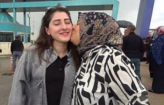 Sınava giren kızından daha heyecanlı olan anne:...