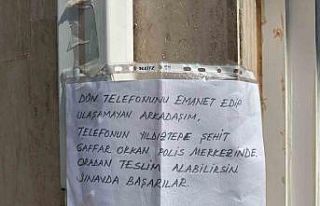 Sınava giren öğrencinin telefonunu emanet alıp...