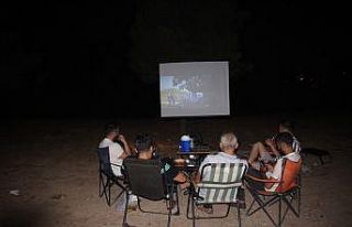 Sınırdaki gençler kendi açık hava sinemalarını...