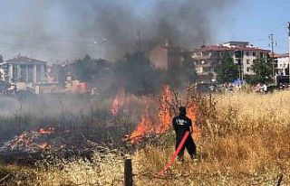 Tekirdağ’da mahalle arasındaki arazi yangını...