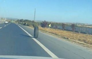 TEM Otoyolu’nda kamyonetten kopan lastiğin ilginç...