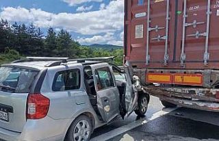 TEM’de otomobil tıra çarptı: 5 yaralı