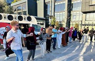 Ümraniye’de YKS öğrencileri halay çekerek sınav...