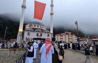 Uzungöl’de bayram yoğunluğu: Kilometrelerce araç...