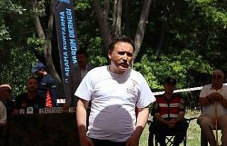 Vali Çiçek gençlerin kampına misafir oldu, şarkı...