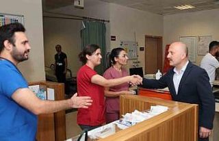 Vali Varol, hastane çalışanlarının bayramını...