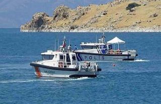 Van Gölü’nde kaybolan gencin arama çalışmaları...