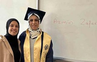 Velisi olduğu okuldan mezun oldu