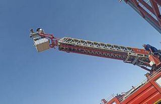 Vinçte mahsur kalan işçi kurtarıldı