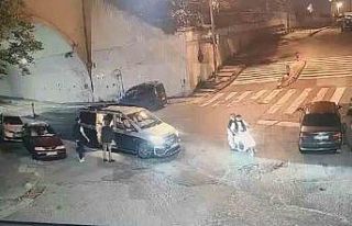 Yardım istediği şahıs, silahla vurup araçtan...