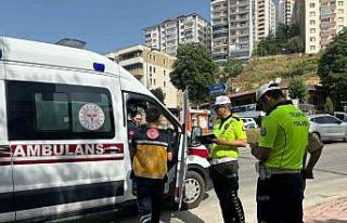 Yayaya yol vermek için duran araca arkasındaki araç...