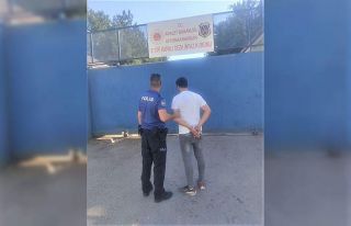 4 yıl 15 gün hapis cezası ile aranan şahsı polis...