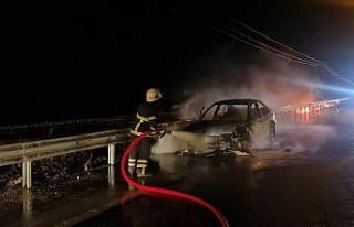 Alevlere teslim olan otomobil küle döndü