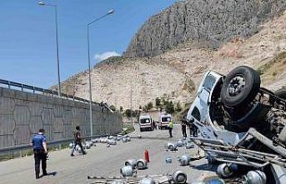 Amasya’da tüp yüklü kamyon devrildi: 1 ağır...