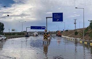 Ankara-Konya karayolu sağanak nedeniyle ulaşıma...