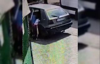 Arnavutköy’de oyun oynayan iki çocuk otomobili...