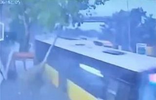 Avcılar’da İETT otobüsü, park halindeki araçlara...