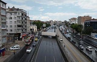 Avcılar’da tır yoldan çıktı: E5 Karayolu trafiğe...