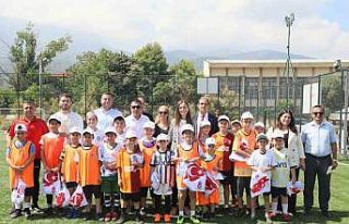 Başkan Durbay yaz futbol kursunda genç yeteneklerle...