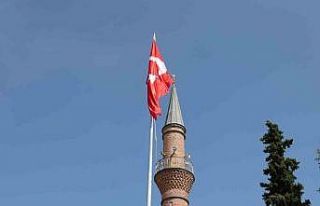 Başkan Yalım kentin merkezine dev Türk bayrağı...