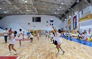 Basketbol kursuna yaz döneminde büyük ilgi