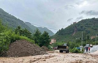 Belediye ekipleri şiddetli yağışlar sonrası kapanan...