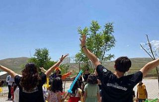 Bitlisli bin 300 çocuk tiyatro gösterileriyle doyasıya...