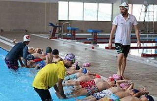 Bozkır topraklarda gençler, yüzerek sağlıklı...