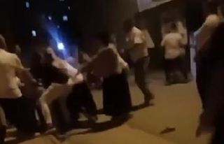 Demir çubuklu, sopalı ve taşlı kavgada sokak savaş...