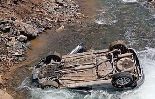 Dereye uçan otomobildeki 3 kişi yara almadan kurtuldu